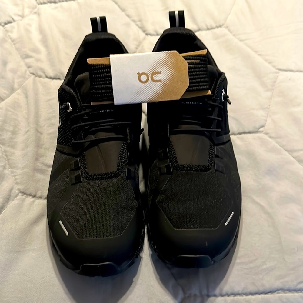Women’s Oncloud black size 8.5